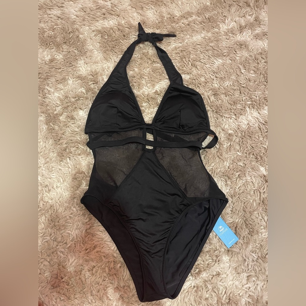 NWT. Cupshe women’s one piece bathing suit. Size medium.